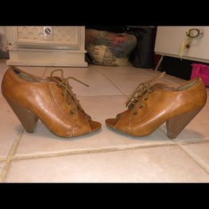 Woman’s peep toe heels size 6